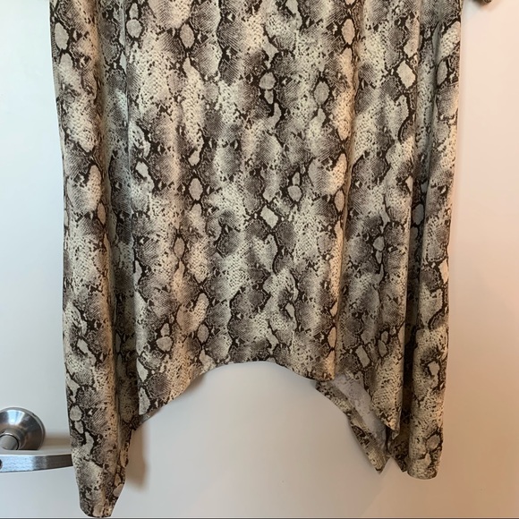 Womens Plus Size Above & Beyond White & Grey Snake Print Tee Blouse 2X - Picture 2 of 11